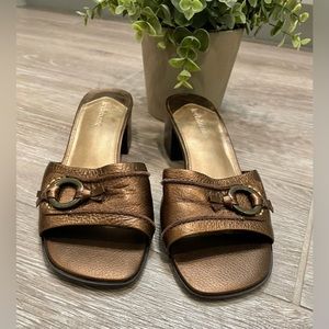 Liz Claiborne low heel size 7 vintage gold